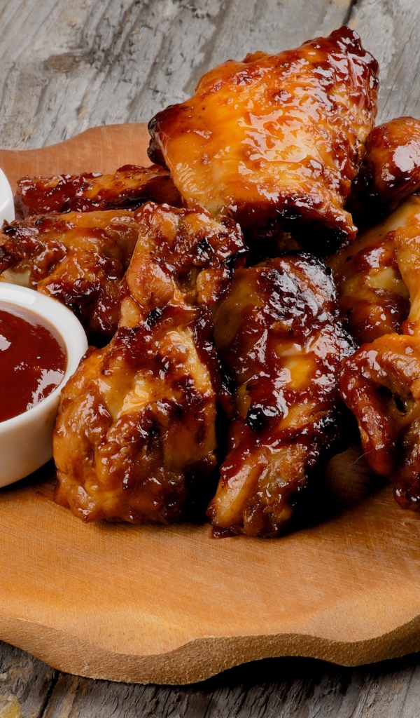 Запеченное мясо на доске с соусами 