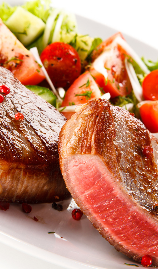 Запеченное мясо на тарелке с салатом