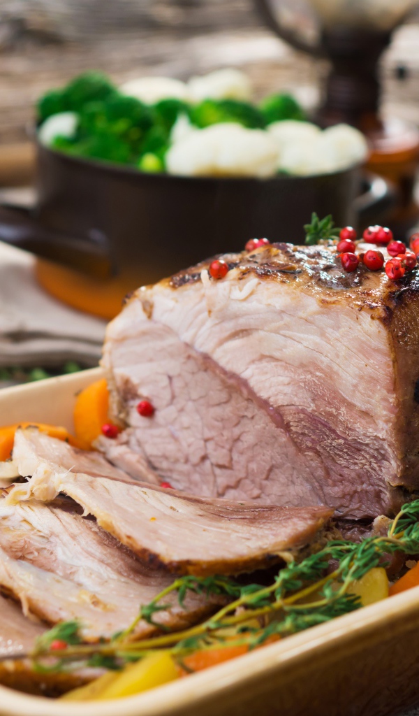 Запеченное мясо с овощами на противне