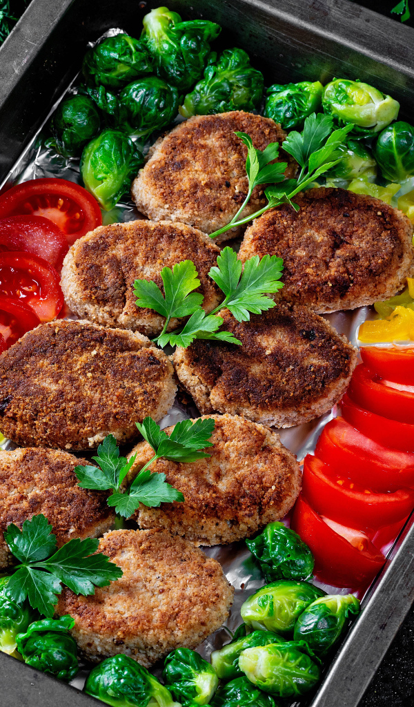 Котлеты на противне с овощами 