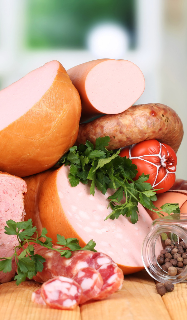 Разная колбаса с перцем на столе