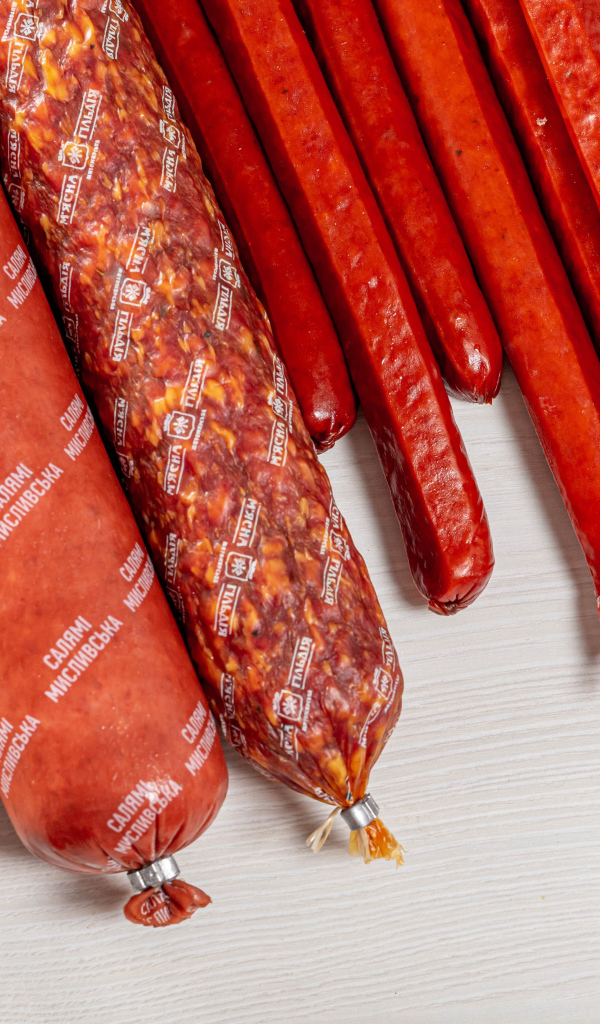 Разные виды колбасных изделий на столе 