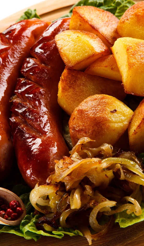 Сосиски гриль на доске с картофелем, жареным луком и перцем