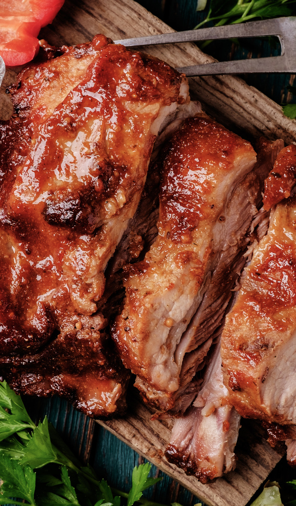 Сочный кусок запеченного мяса на столе с соусом