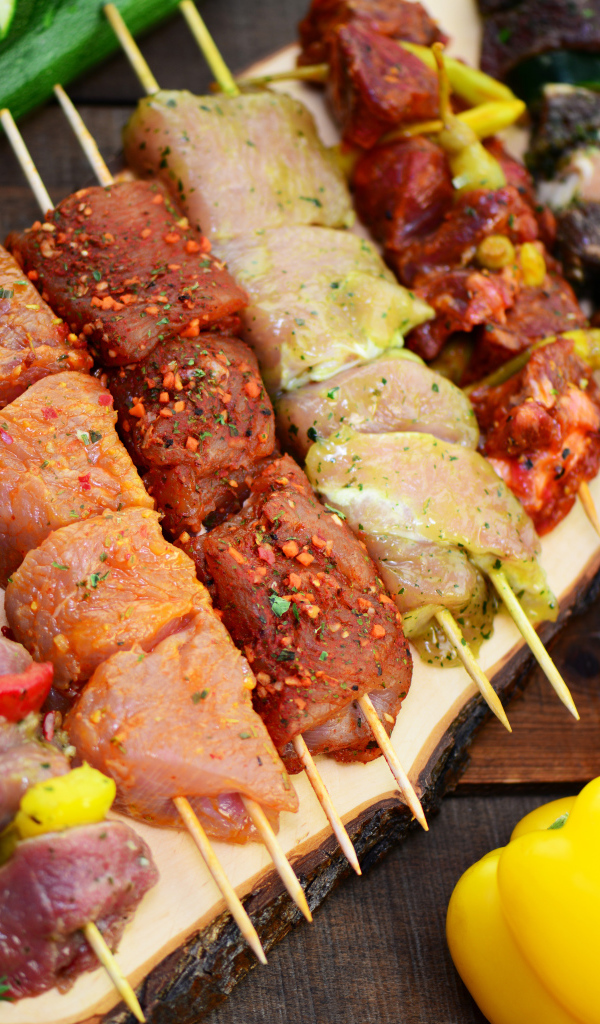 Шашлык на столе с овощами 