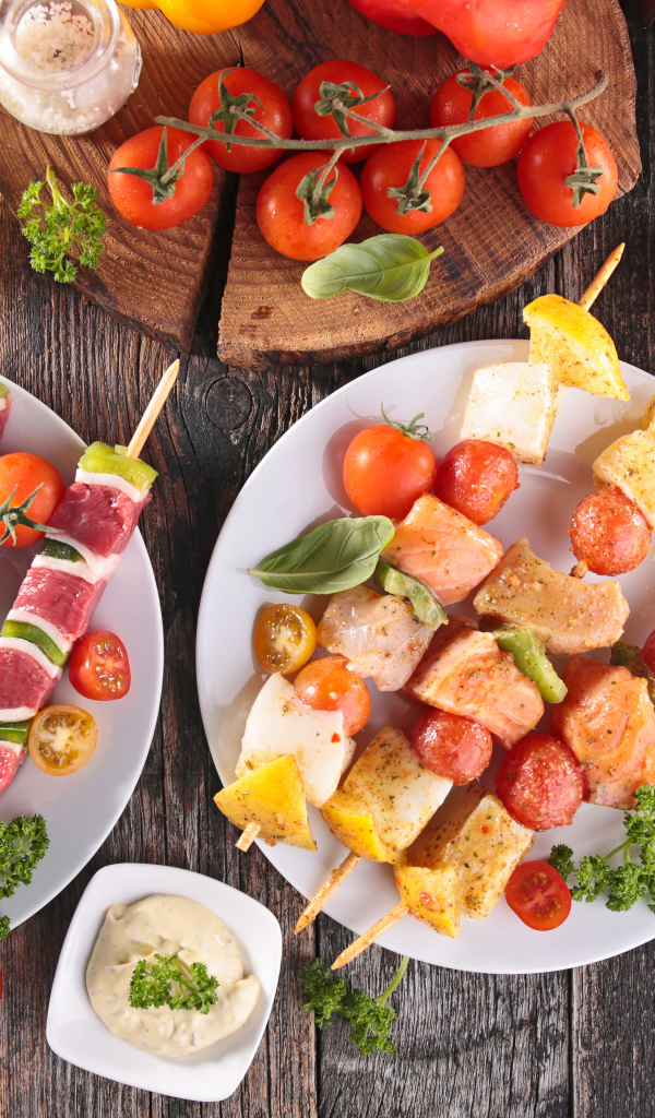 Шашлыки с печени и рыбы на шпажках с овощами