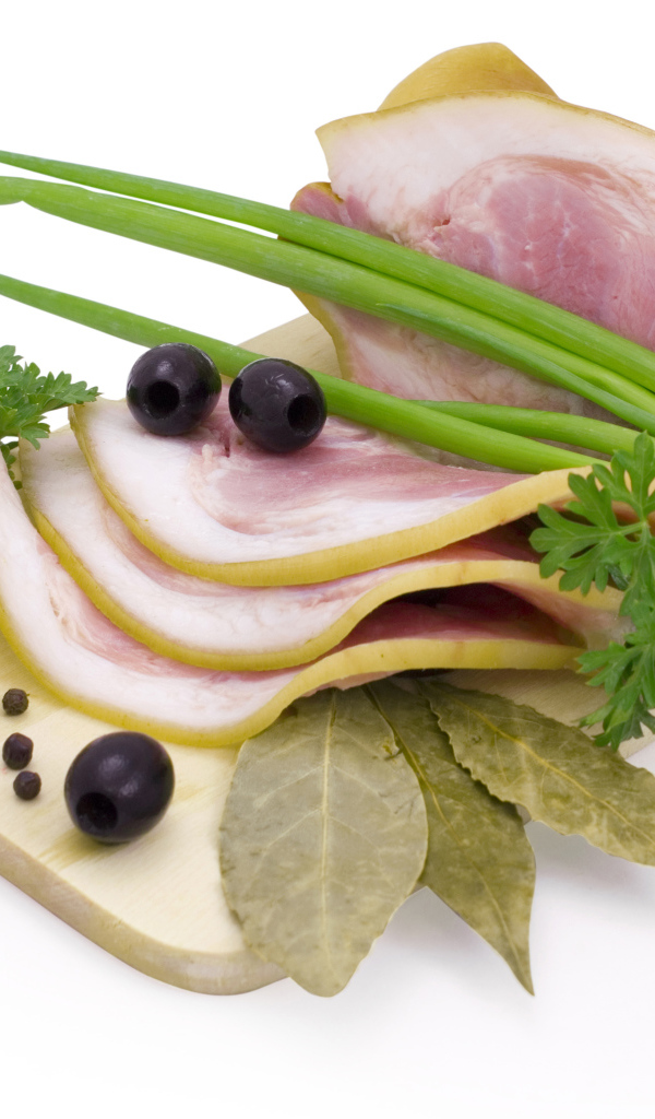 Сало с чесноком, зеленым луком и специями на белом фоне