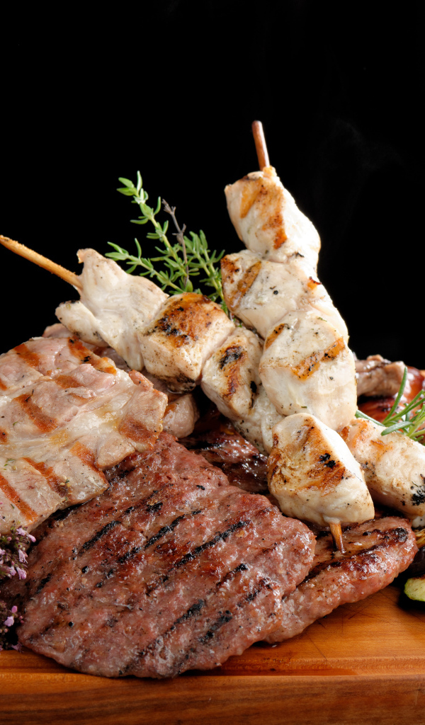 Мясные продукты на столе с картофелем фри 