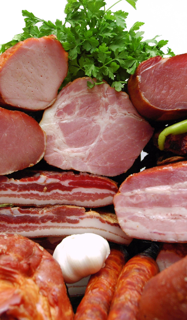 Мясные изделия с перцем и петрушкой крупным планом