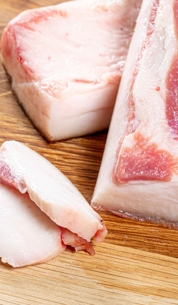 Куски свежего сала на столе 