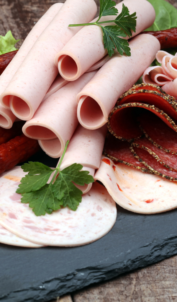 Колбасные продукты на столе 