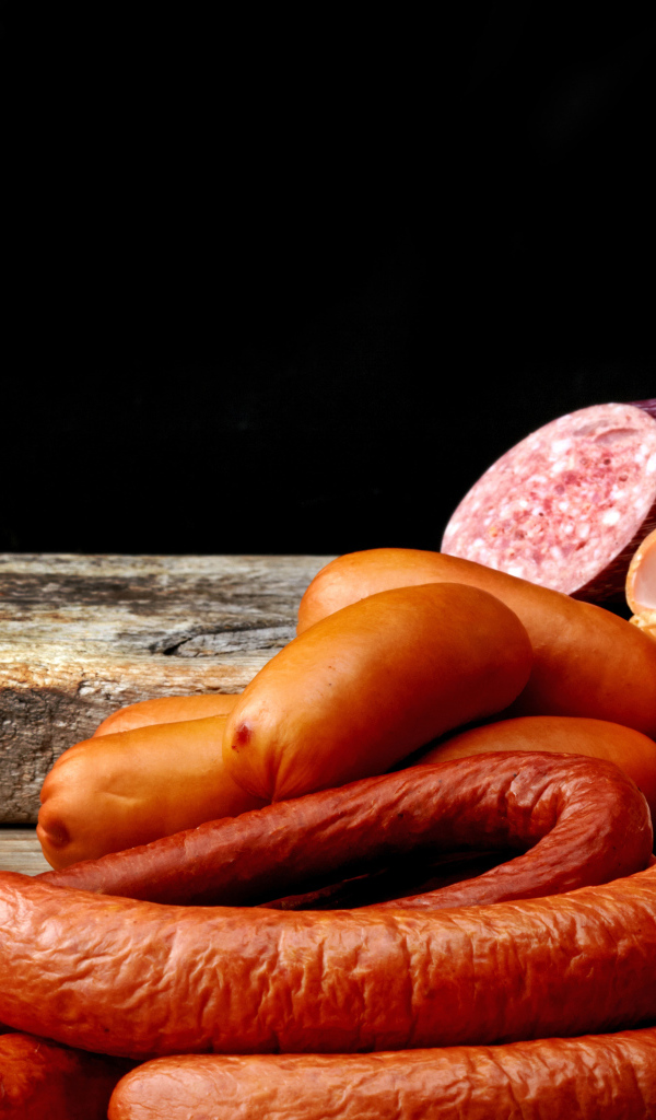 Колбаса с ветчиной лежат на столе