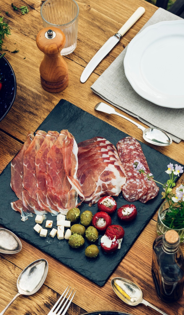 Нарезанное мясо на столе с овощами