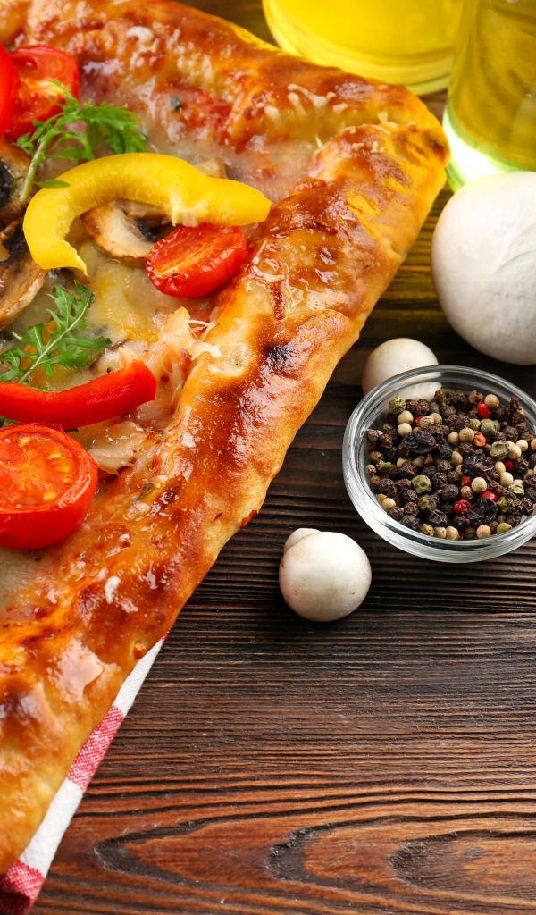 Аппетитная пицца на столе с перцем и шампиньонами