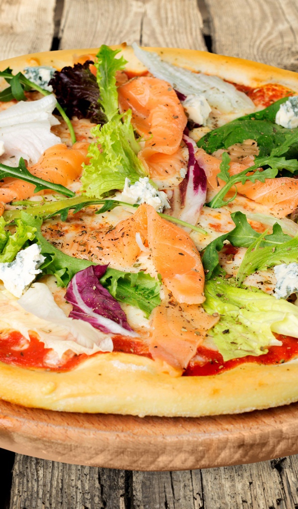 Аппетитная пицца с рыбой и рукколой 