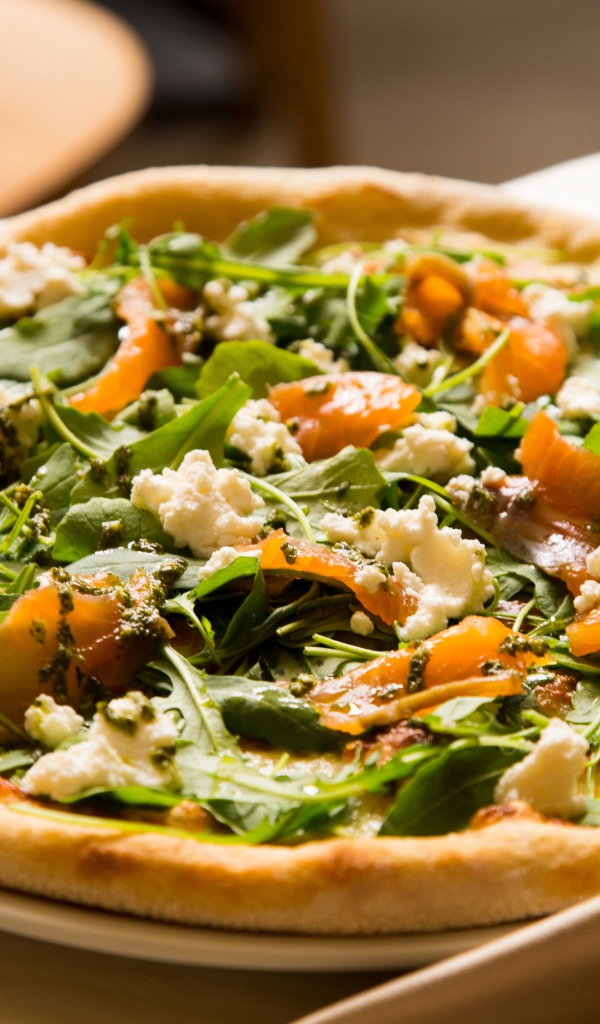 Аппетитная пицца с рыбой и зеленью на столе