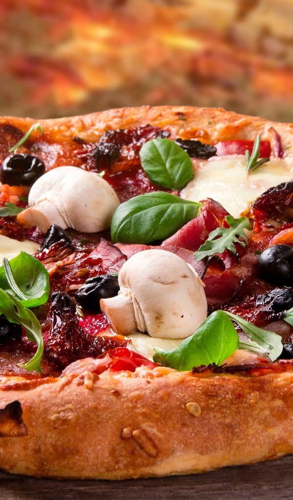 Аппетитная пицца с колбасой, беконом и грибами