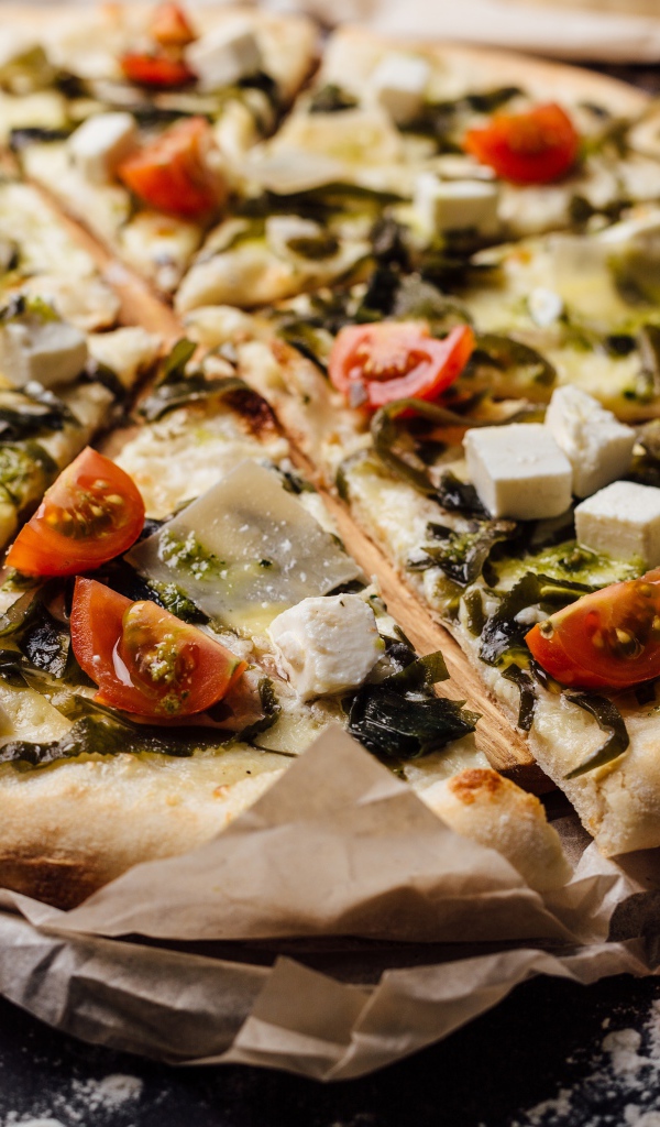 Аппетитная пицца с морской капустой, помидорами и сыром