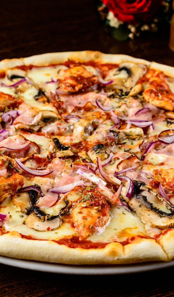 Большая вкусная пицца с шампиньонами