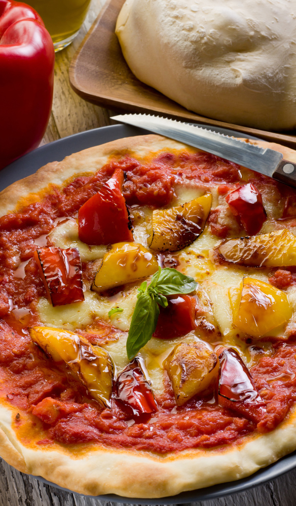 Пицца с болгарским перцем и сыром на столе