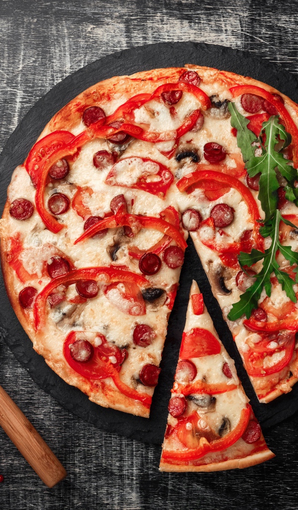 Пицца с болгарским перцем, колбасками и сыром