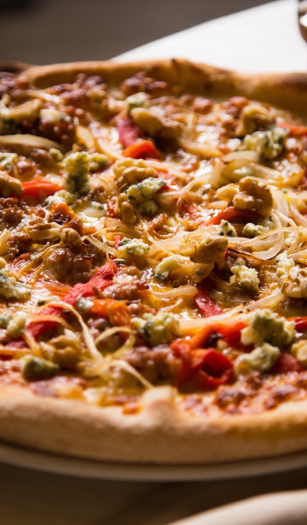 Пицца с зажаренными краями на столе 