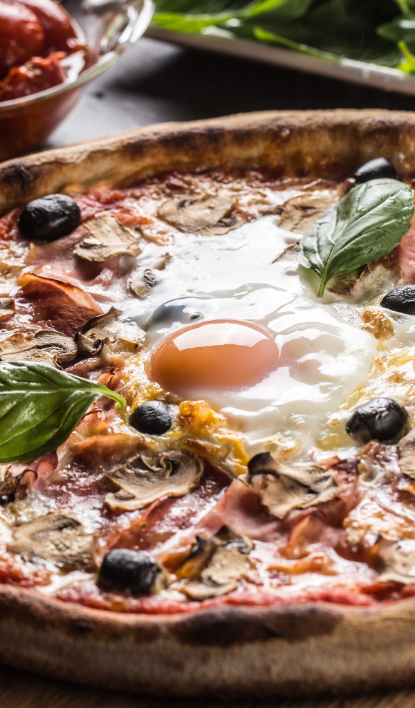 Пицца с ветчиной, грибами, оливками и яичницей 