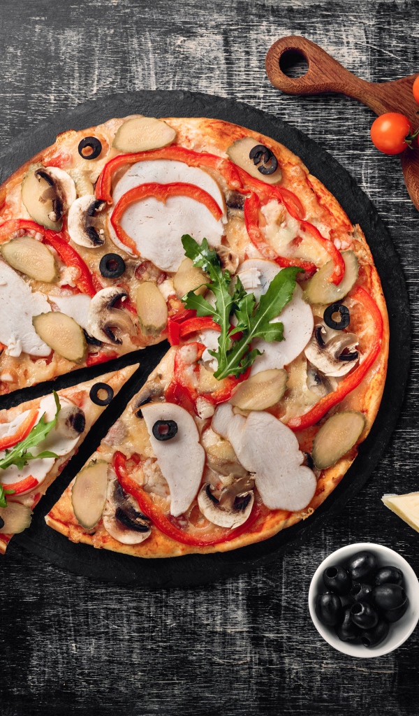 Пицца с перцем, мясом и грибами на столе