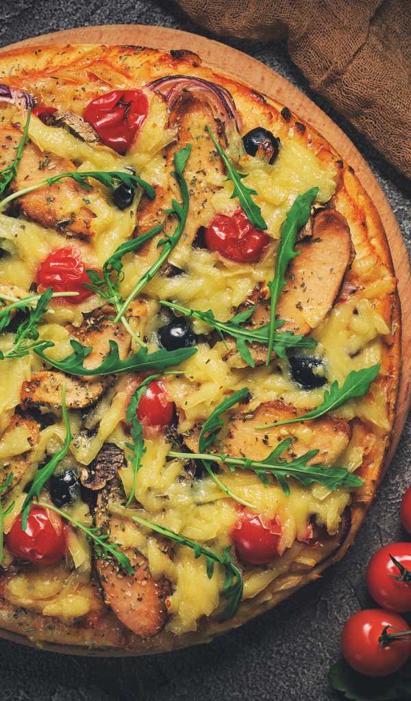 Пицца с томатами, сыром, мясом и зеленью рукколы 