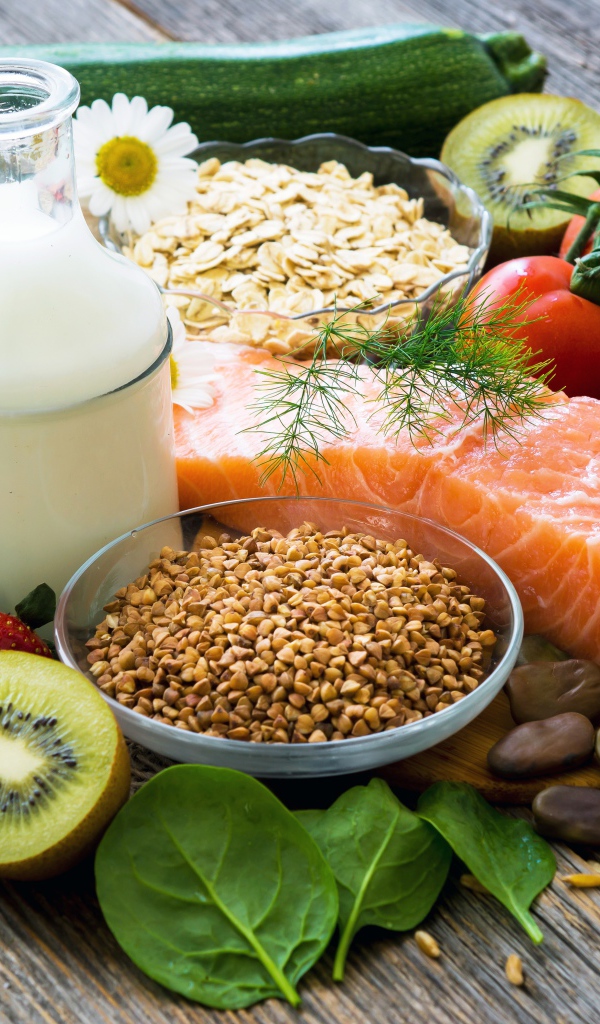 Кусок красной рыбы на столе с ягодами и овощами