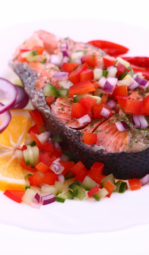 Кусок красной рыбы с овощами на белом фоне