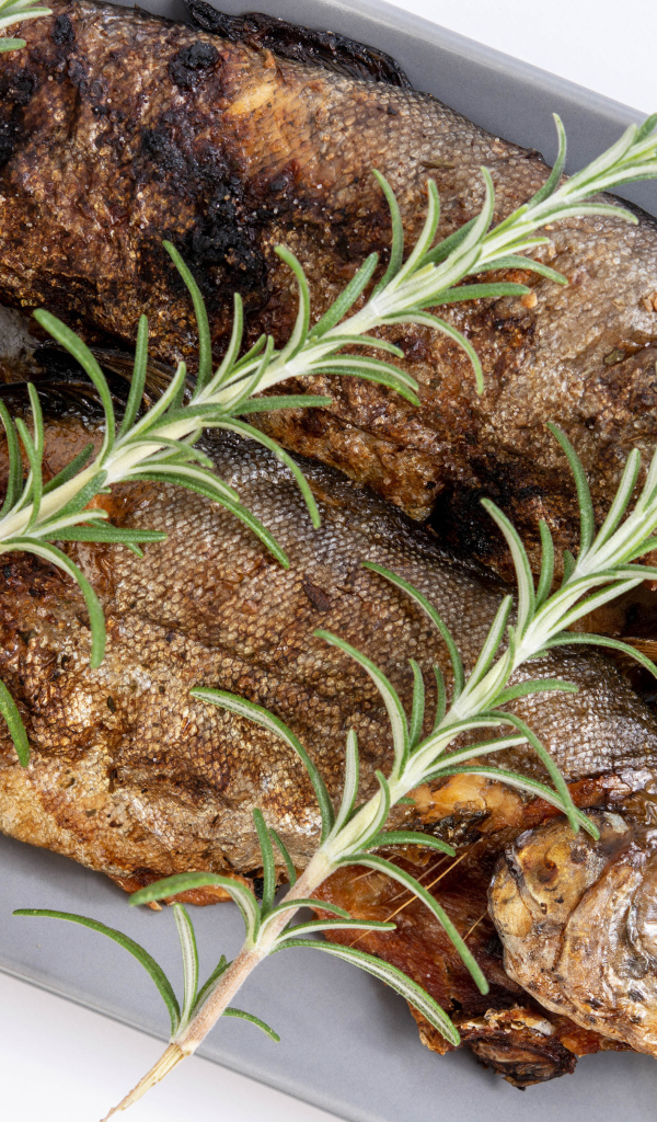 Запеченная рыба с розмарином в противне