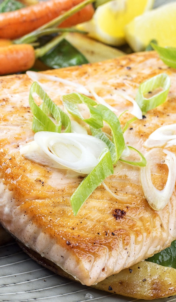 Запеченная красная рыба с овощами на тарелке