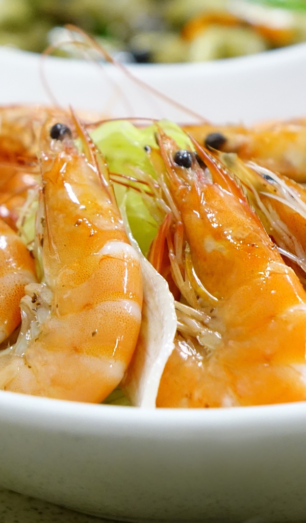 Вареные креветки в тарелке 