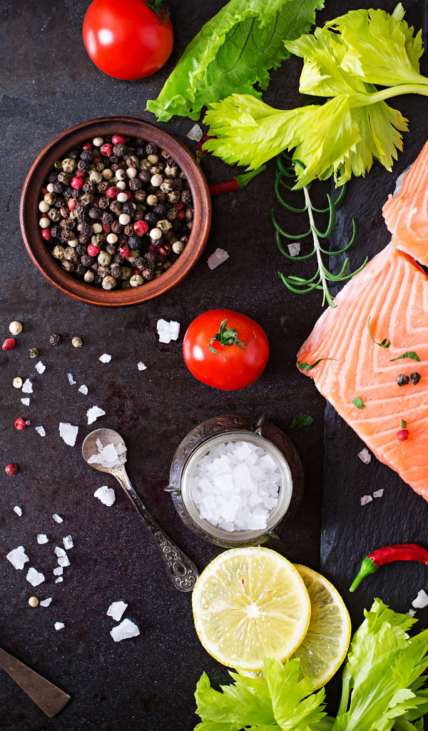 Куски красной рыбы на столе с лимоном и специями