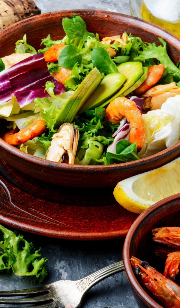 Салат с морепродуктами стоит на столе со специями