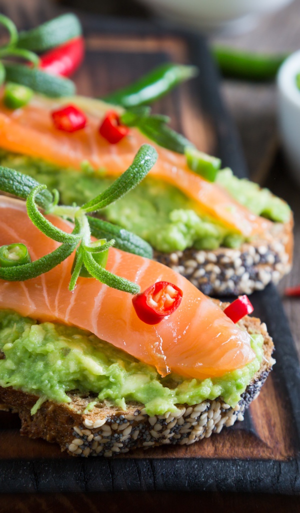 Бутерброды с пастой и красной рыбой 