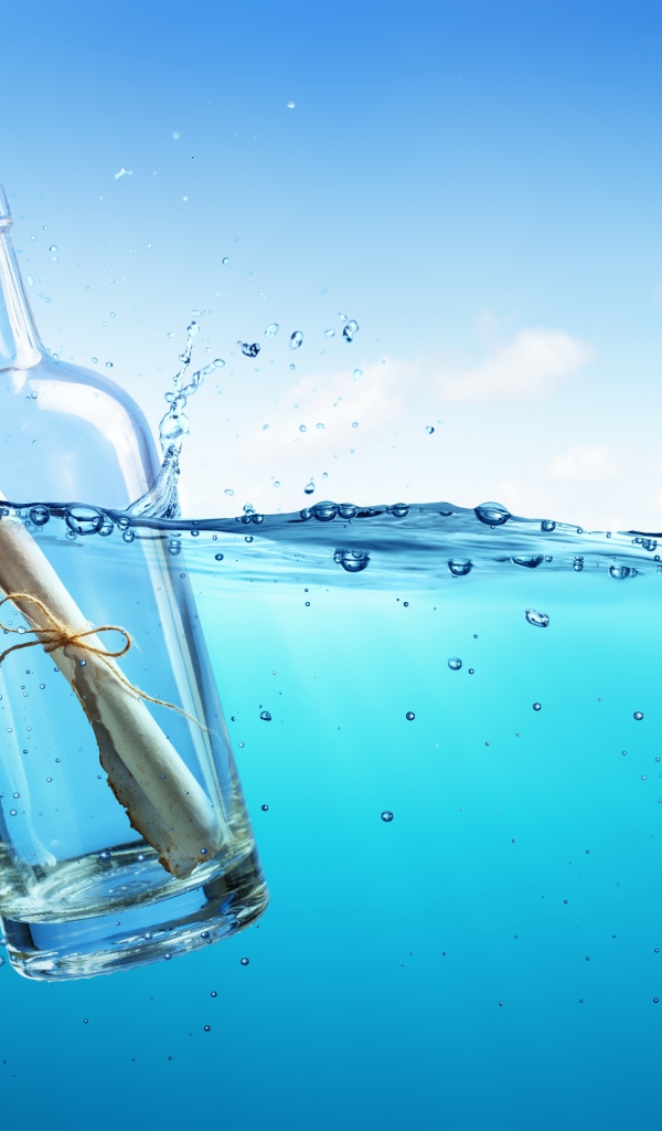 Бутылка с посланием плавает в море