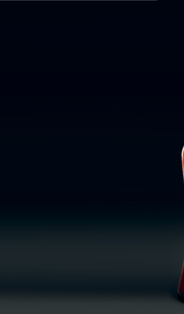 Красный острый перец обнимает бутылку на сером фоне