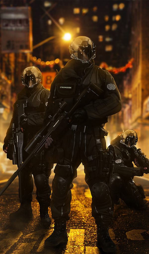 Солдаты с оружием на улице города 