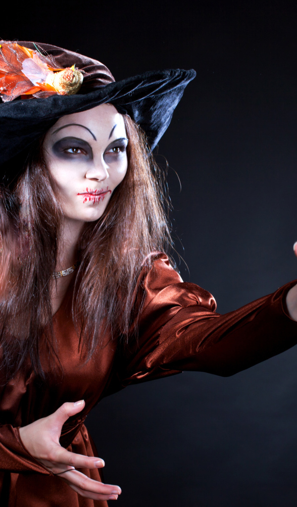 Девушка в костюме ведьмы на праздник Хэллоуин 
