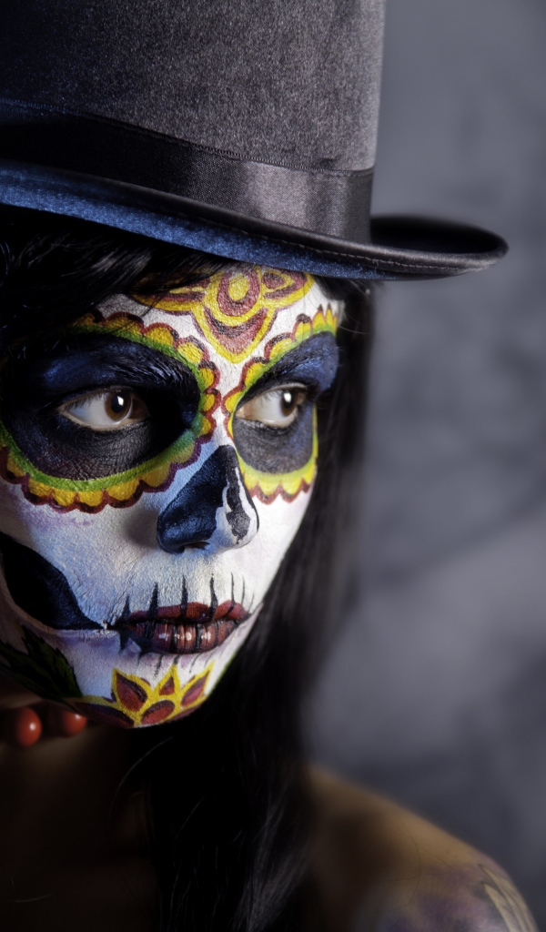 Девушка в цилиндре с гримом на Хэллоуин 