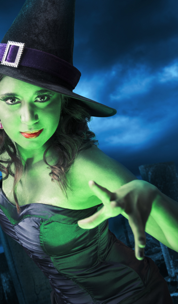 Девушка в костюме ведьмы на Хэллоуин 