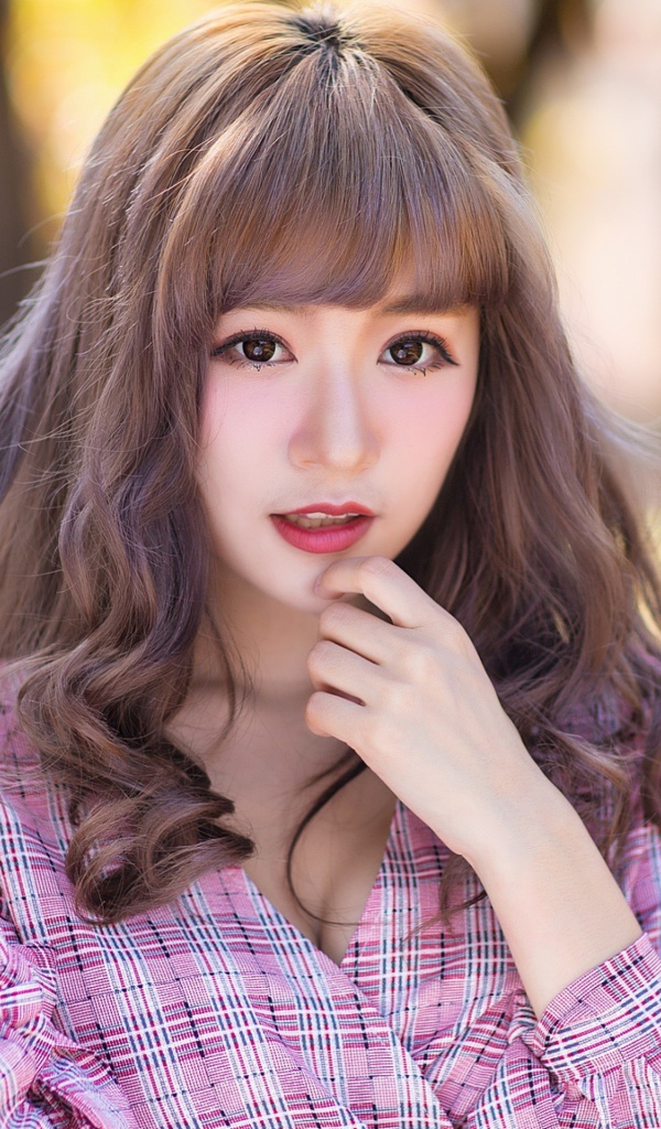 Девушка азиатка в рубашке с русыми волосами