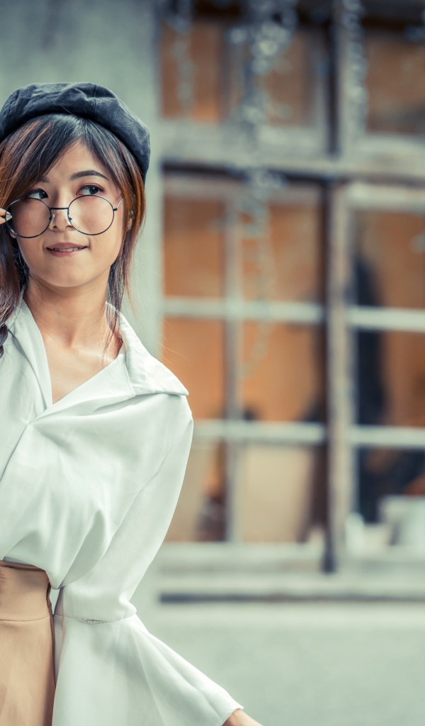 Девушка азиатка в берете и очках 