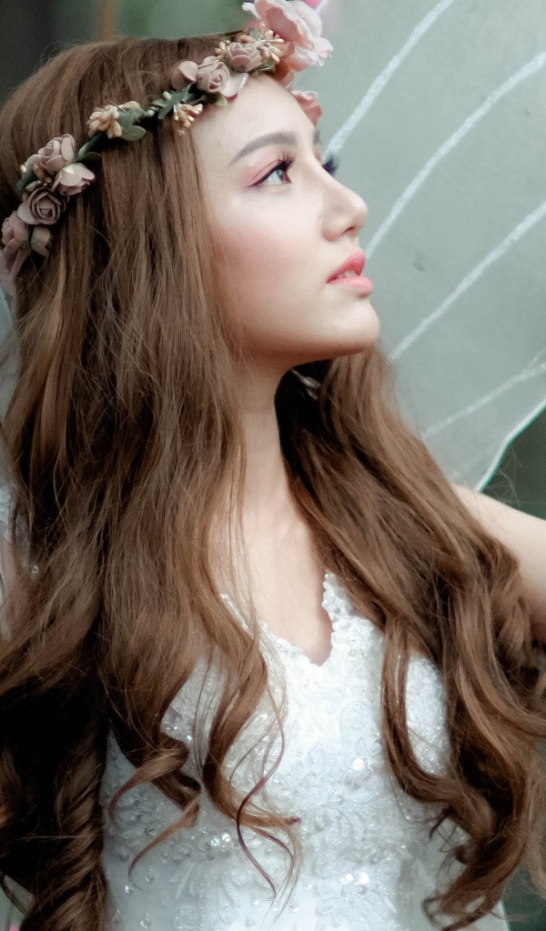 Девушка азиатка в костюме эльфа