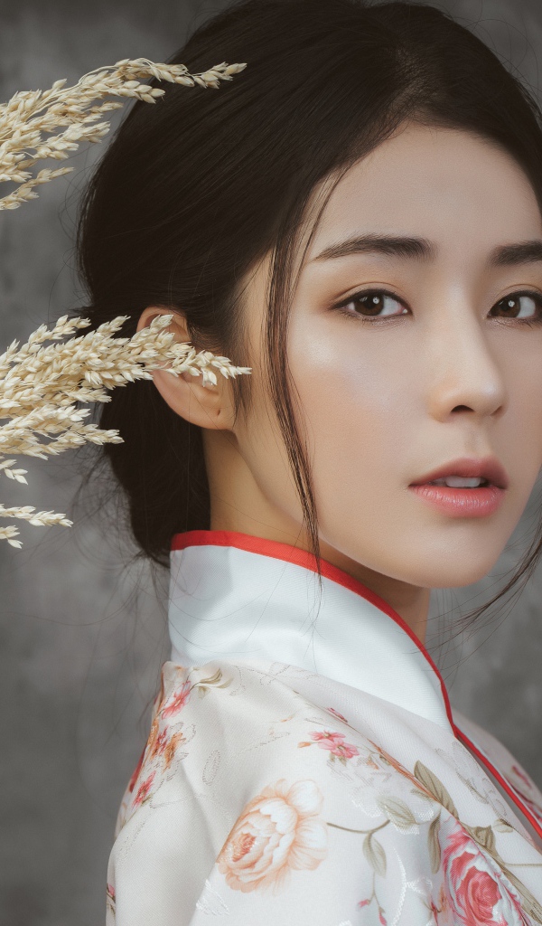 Девушка азиатка в кимоно на фоне с колосьями