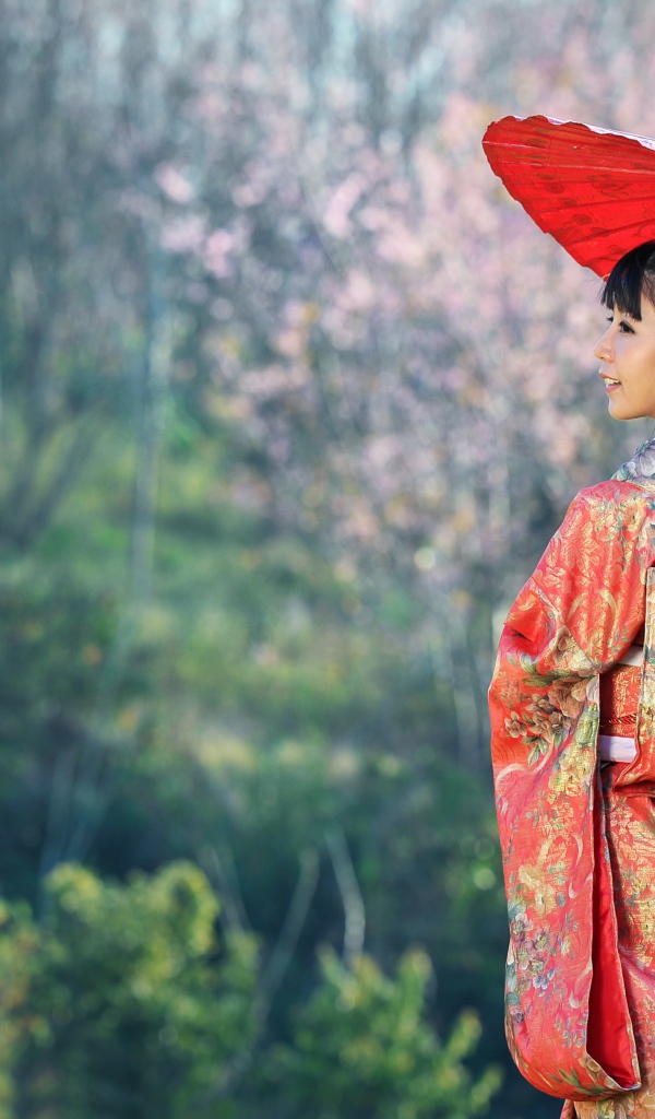 Девушка азиатка в кимоно под зонтом