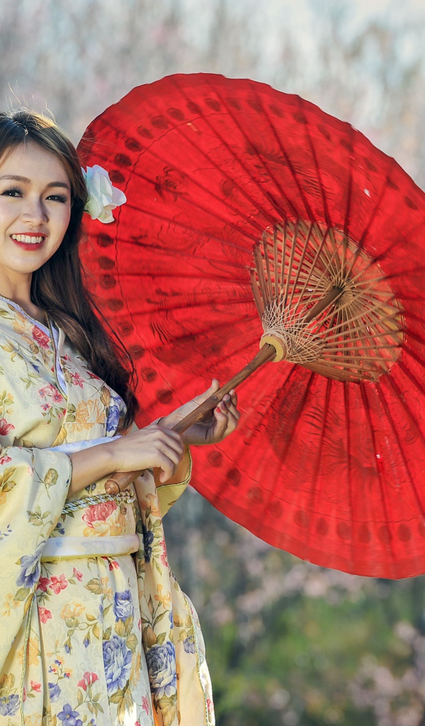 Девушка азиатка в кимоно с красным зонтом 