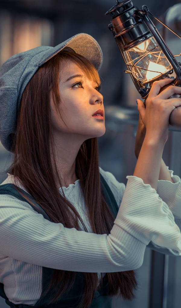 Девушка азиатка с фонарем в руках